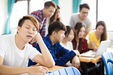 Asyik Nak Membuta Jer! 10 Perangai Budak Uni Kat Dalam Kelas