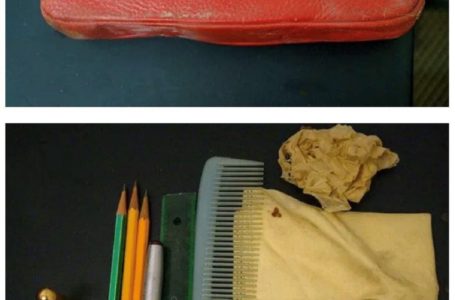 Memang Rare! Dompet pelajar yang hilang 63 Tahun Lalu Ditemui Kat Belakang Loker. Nak Tengok Isi Kandungannya?