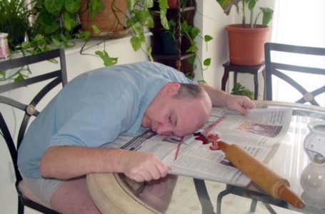 Memang Betul-Betul Pelik! Hobi Suka Berlakon Jadi Mayat