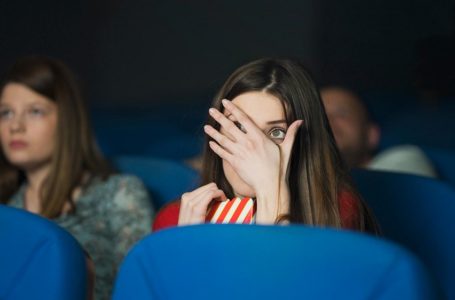 Penakut! 10 Perkara Paling Tipikal Orang Selalu Buat Lepas Tengok Cerita Hantu